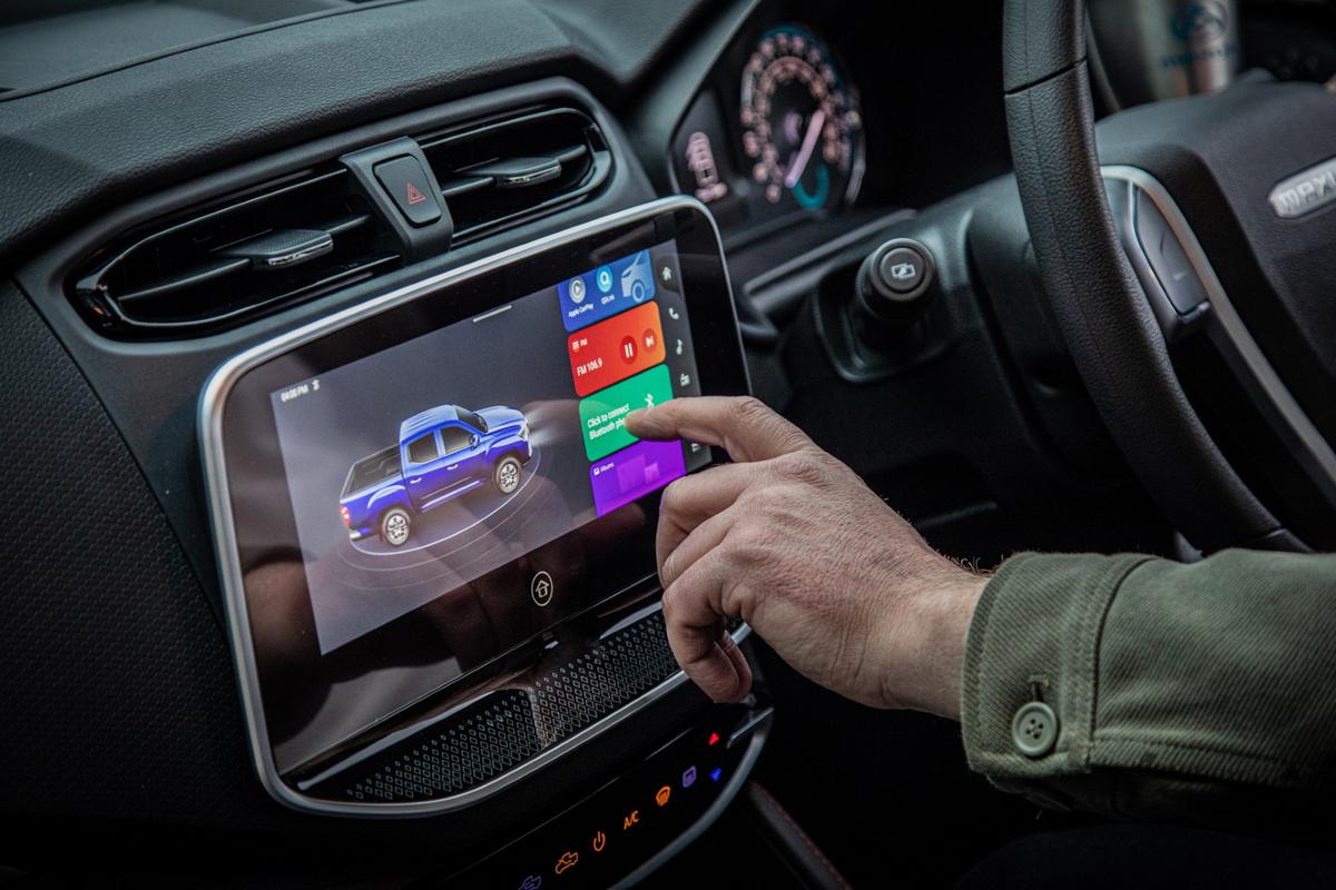 Maxus T90EV interior